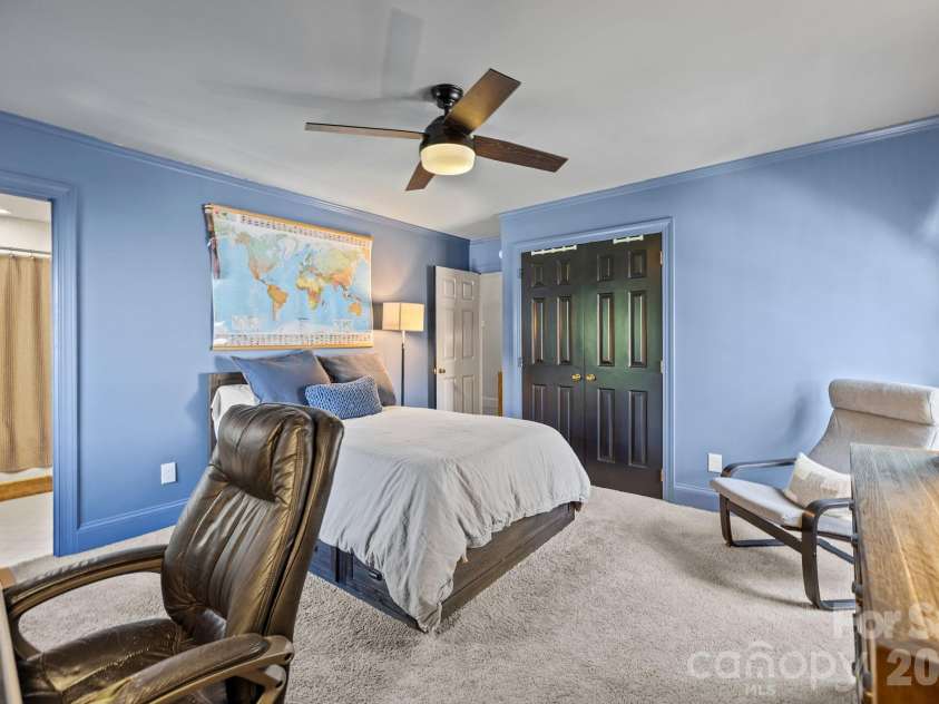 2727 Hampton Avenue, Charlotte, NC 28207.  MLS# CAR4355343, YatesRealty ID 20301. 