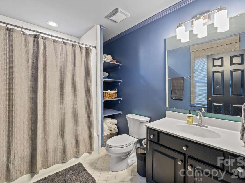 2727 Hampton Avenue, Charlotte, NC 28207.  MLS# CAR4355343, YatesRealty ID 20301. 