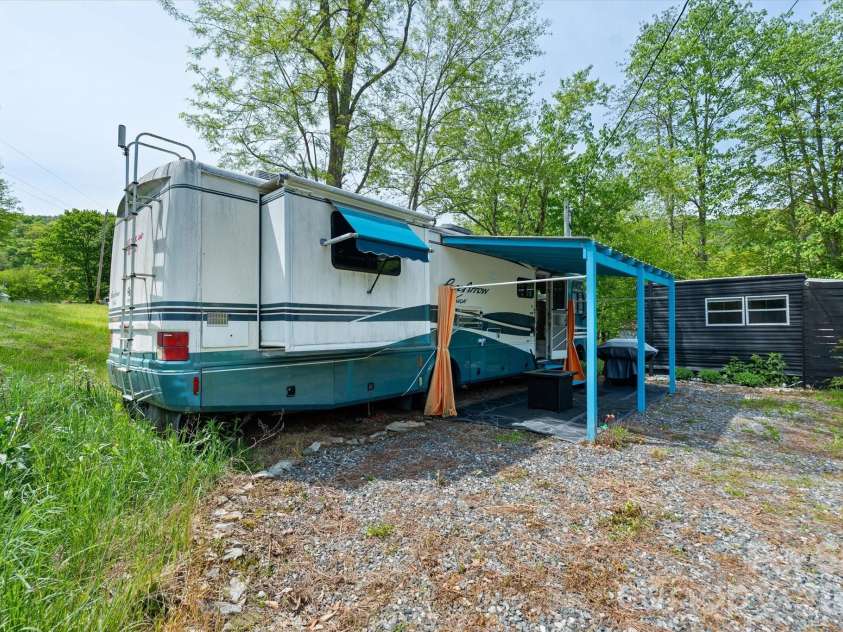 72 Amos Creek Road, Marshall, NC 28753.  MLS# CAR4379561, YatesRealty ID 20302. 2000 Pace Arrow Vision conveys with rental history