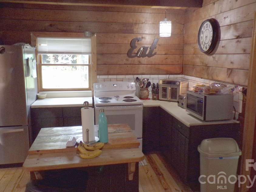 216 Paradise Road, Hendersonville, NC 28792.  MLS# CAR4379597, YatesRealty ID 20303. 