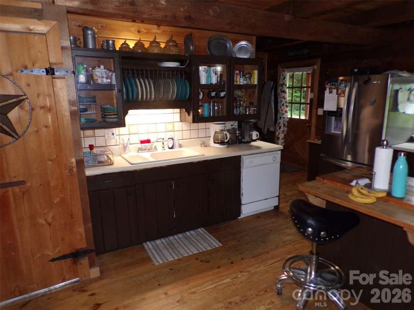 216 Paradise Road, Hendersonville, NC 28792.  MLS# CAR4379597, YatesRealty ID 20303. 