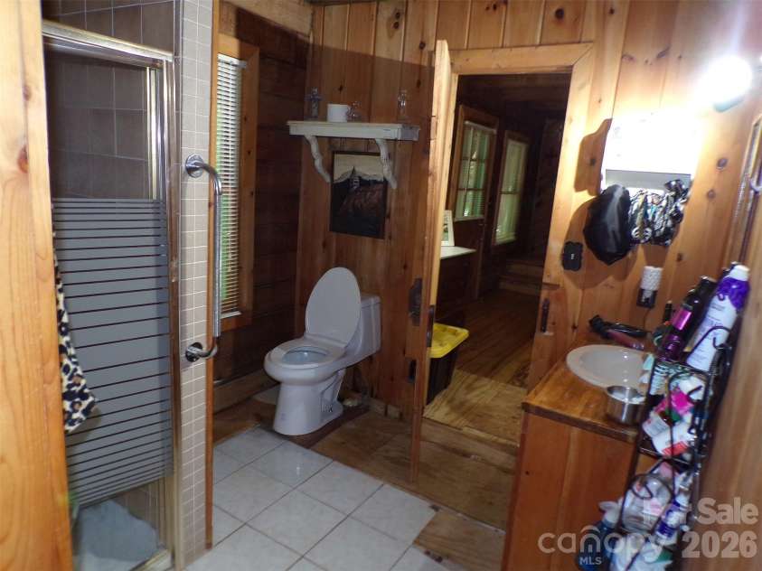 216 Paradise Road, Hendersonville, NC 28792.  MLS# CAR4379597, YatesRealty ID 20303. 
