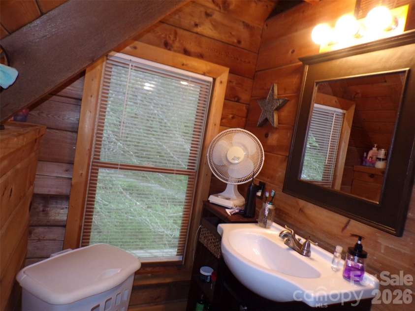 216 Paradise Road, Hendersonville, NC 28792.  MLS# CAR4379597, YatesRealty ID 20303. 