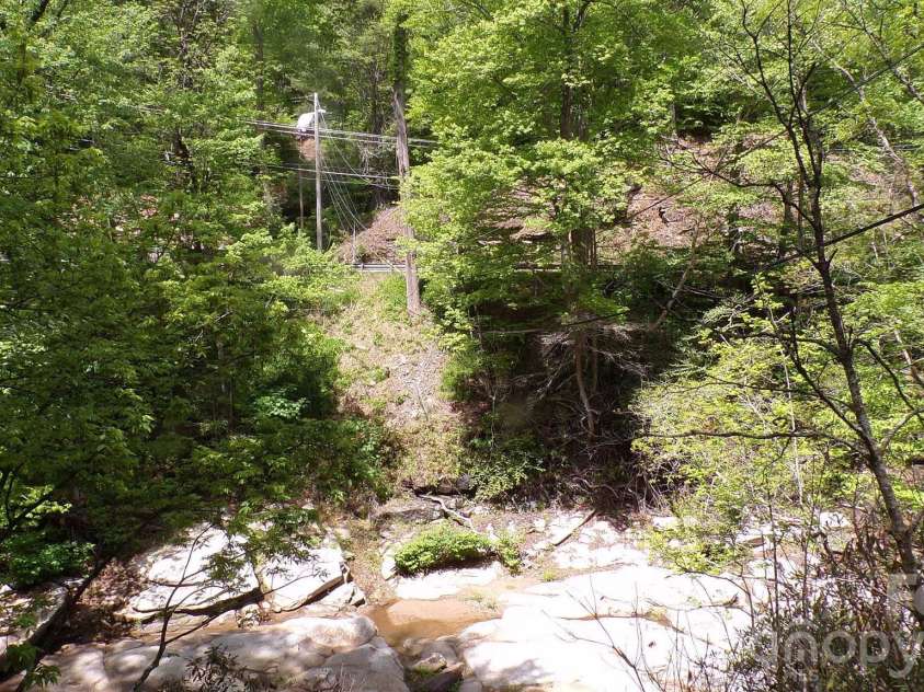 216 Paradise Road, Hendersonville, NC 28792.  MLS# CAR4379597, YatesRealty ID 20303. 