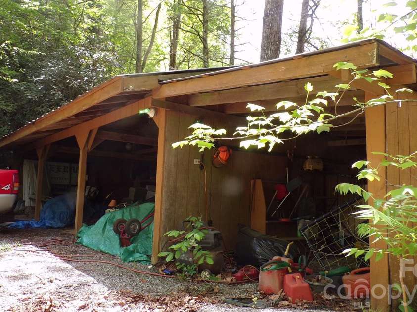 216 Paradise Road, Hendersonville, NC 28792.  MLS# CAR4379597, YatesRealty ID 20303. 