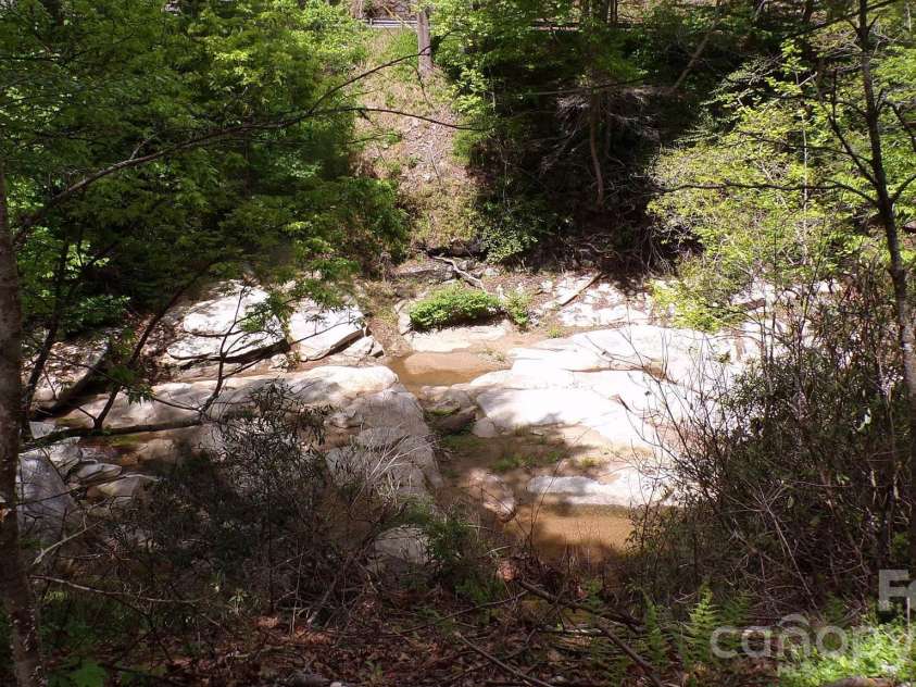 216 Paradise Road, Hendersonville, NC 28792.  MLS# CAR4379597, YatesRealty ID 20303. 