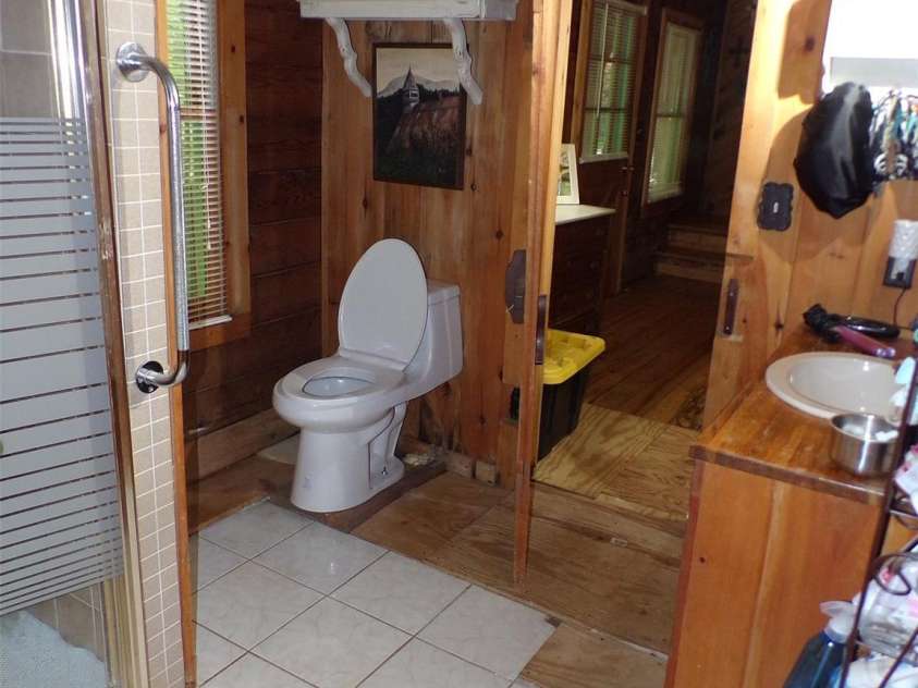 216 Paradise Road, Hendersonville, NC 28792.  MLS# CAR4379597, YatesRealty ID 20303. Main level Bathroom