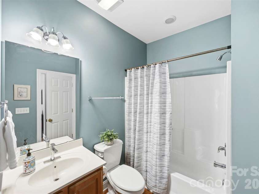 14438 Harvington Drive, Huntersville, NC 28078.  MLS# CAR4379209, YatesRealty ID 20304. Full bath main level