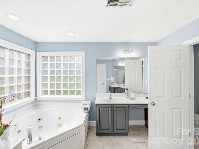 14438 Harvington Drive, Huntersville, NC 28078.  MLS# CAR4379209, YatesRealty ID 20304. Primary bath. 