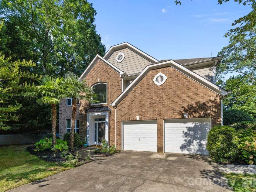 13934 Kings Carriage Lane, Charlotte, NC 28278.  MLS# CAR4377968, YatesRealty ID 20305. 
