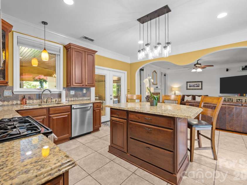 13934 Kings Carriage Lane, Charlotte, NC 28278.  MLS# CAR4377968, YatesRealty ID 20305. 