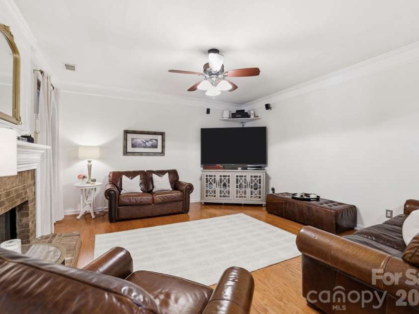 13934 Kings Carriage Lane, Charlotte, NC 28278.  MLS# CAR4377968, YatesRealty ID 20305. 