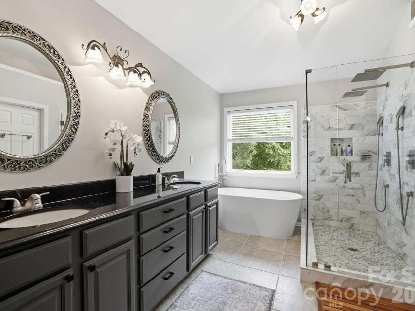 13934 Kings Carriage Lane, Charlotte, NC 28278.  MLS# CAR4377968, YatesRealty ID 20305. 