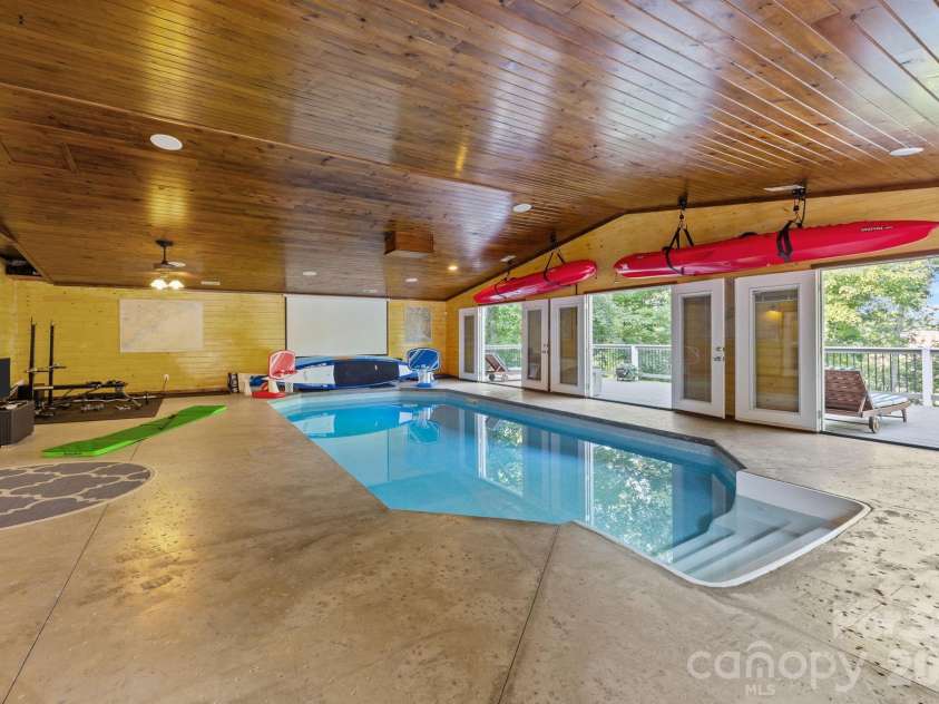 13934 Kings Carriage Lane, Charlotte, NC 28278.  MLS# CAR4377968, YatesRealty ID 20305. 