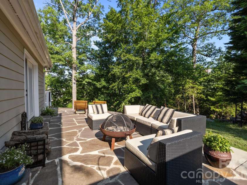 13934 Kings Carriage Lane, Charlotte, NC 28278.  MLS# CAR4377968, YatesRealty ID 20305. 