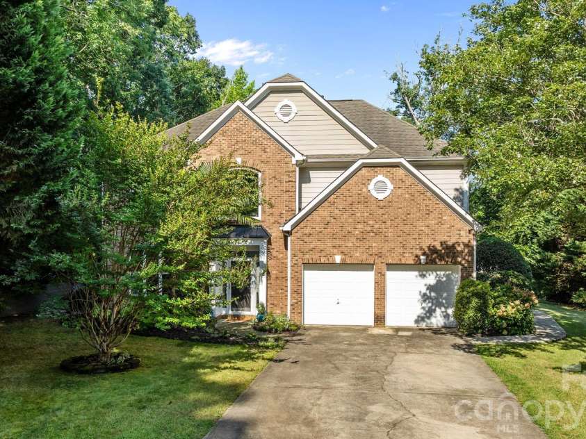 13934 Kings Carriage Lane, Charlotte, NC 28278.  MLS# CAR4377968, YatesRealty ID 20305. 