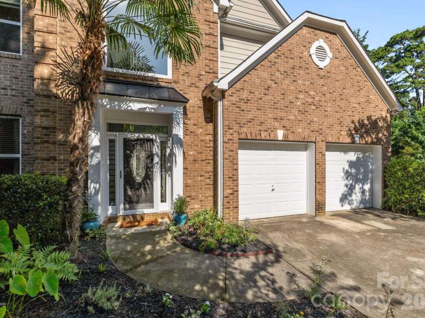 13934 Kings Carriage Lane, Charlotte, NC 28278.  MLS# CAR4377968, YatesRealty ID 20305. 
