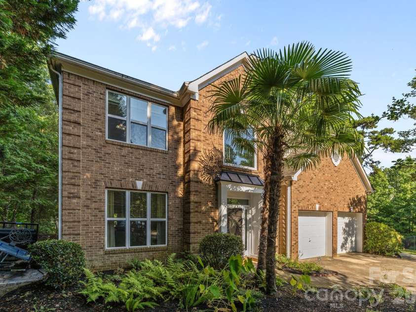 13934 Kings Carriage Lane, Charlotte, NC 28278.  MLS# CAR4377968, YatesRealty ID 20305. 