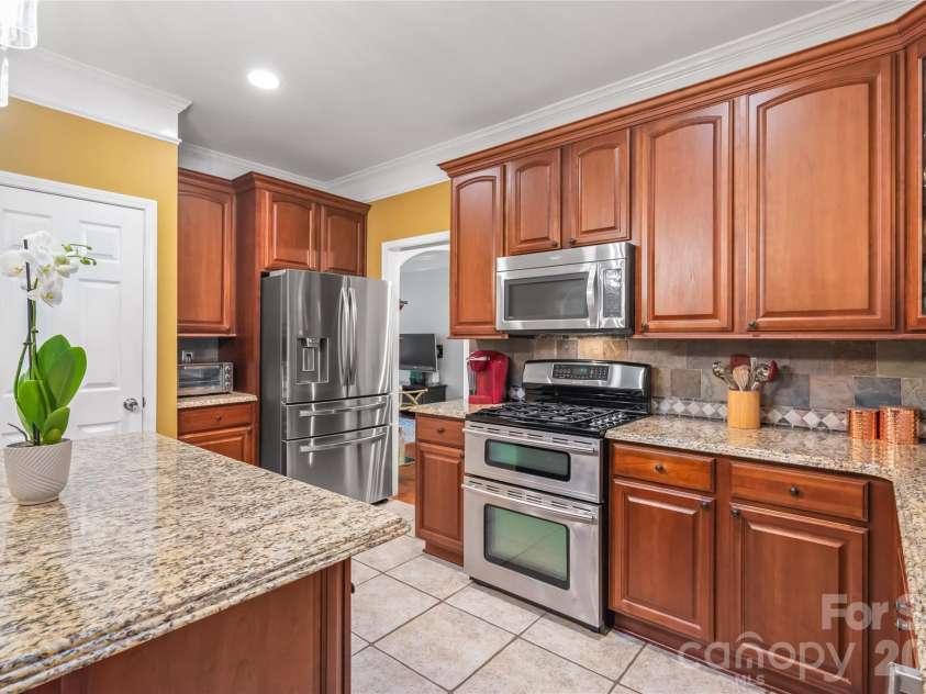 13934 Kings Carriage Lane, Charlotte, NC 28278.  MLS# CAR4424593, YatesRealty ID 20305. 