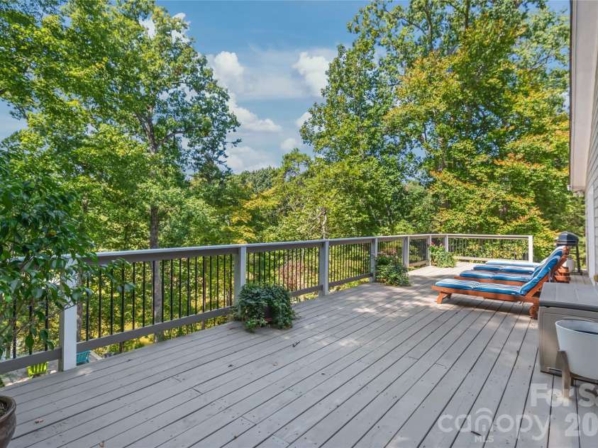13934 Kings Carriage Lane, Charlotte, NC 28278.  MLS# CAR4424593, YatesRealty ID 20305. 