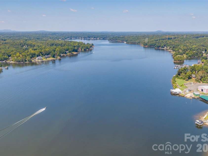 13934 Kings Carriage Lane, Charlotte, NC 28278.  MLS# CAR4424593, YatesRealty ID 20305. 