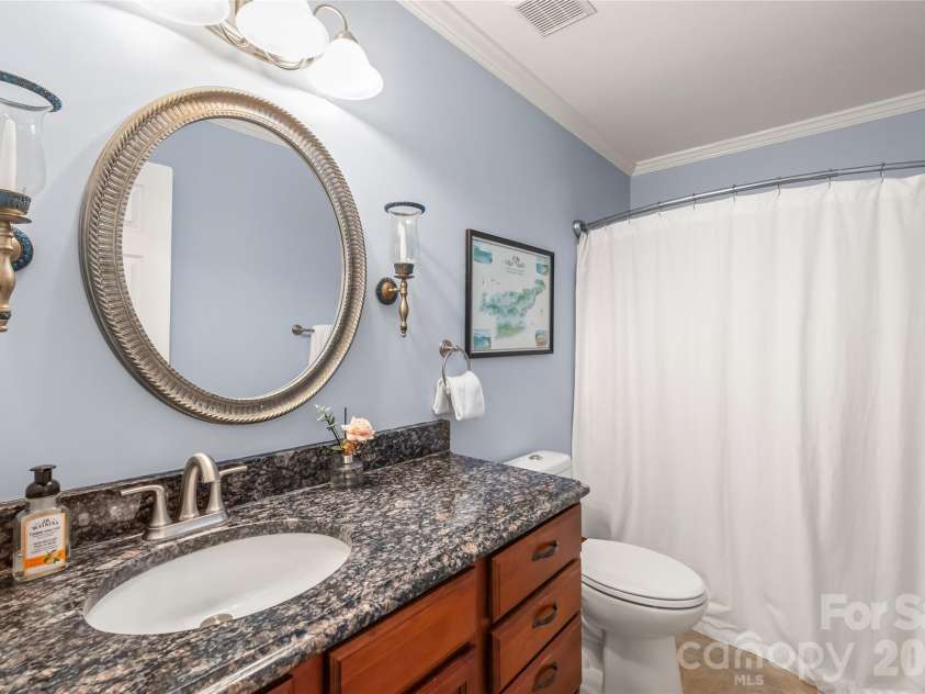 13934 Kings Carriage Lane, Charlotte, NC 28278.  MLS# CAR4424593, YatesRealty ID 20305. Full bath on second floor