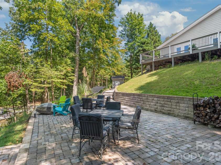 13934 Kings Carriage Lane, Charlotte, NC 28278.  MLS# CAR4424593, YatesRealty ID 20305. Great for small gatherings. Large enough to accommodate a big group