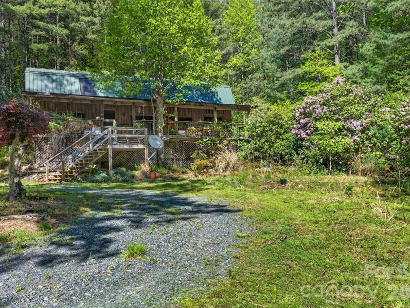 451 Signal Tree Road, Deep Gap, NC 28618.  MLS# CAR4374563, YatesRealty ID 20306. 