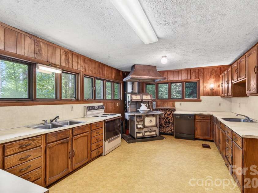 451 Signal Tree Road, Deep Gap, NC 28618.  MLS# CAR4374563, YatesRealty ID 20306. 