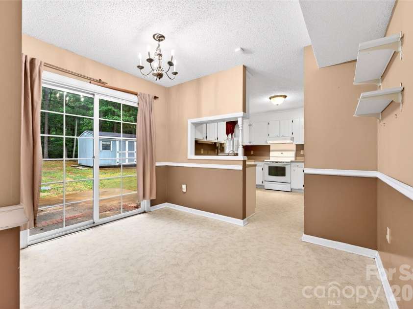 621 Winter Wood Drive, Matthews, NC 28105.  MLS# CAR4376332, YatesRealty ID 20308. Eat-in kitchen