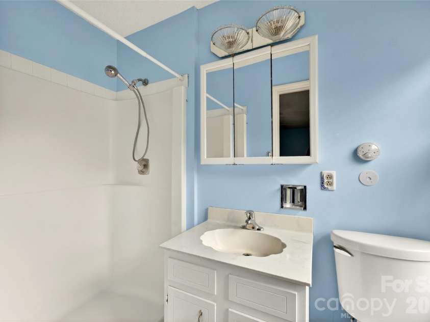 621 Winter Wood Drive, Matthews, NC 28105.  MLS# CAR4376332, YatesRealty ID 20308. Ensuite bathroom