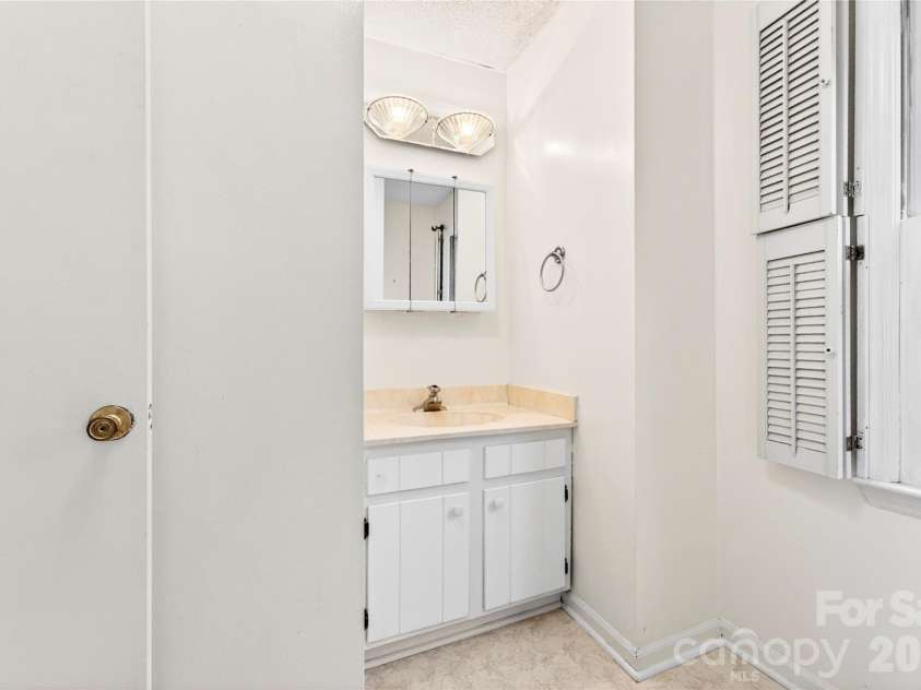 621 Winter Wood Drive, Matthews, NC 28105.  MLS# CAR4376332, YatesRealty ID 20308. Half bath 1st floor