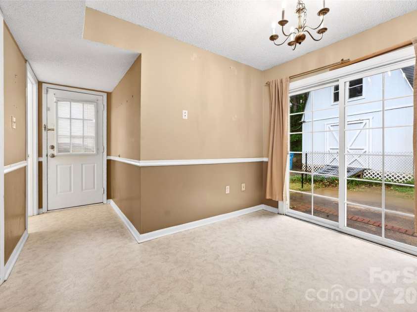 621 Winter Wood Drive, Matthews, NC 28105.  MLS# CAR4376332, YatesRealty ID 20308. Side entry to kitchen