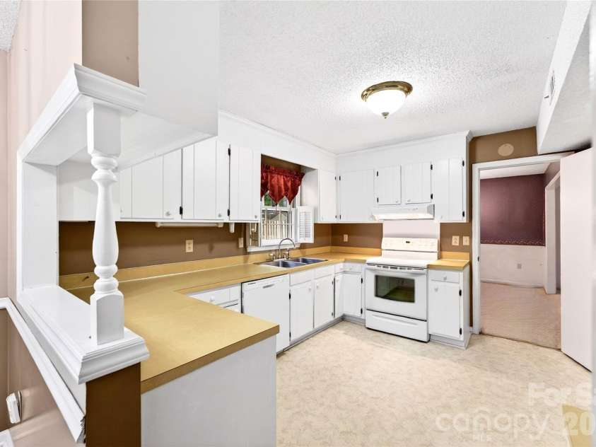 621 Winter Wood Drive, Matthews, NC 28105.  MLS# CAR4376332, YatesRealty ID 20308. Spacious kitchen