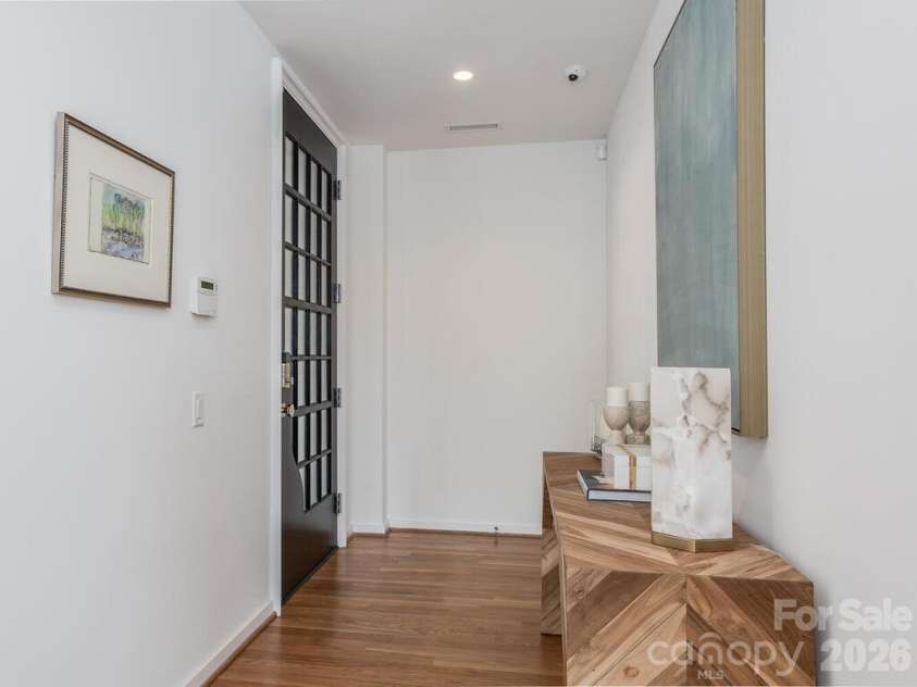 1333 Queens Road, Charlotte, NC 28207.  MLS# CAR4354438, YatesRealty ID 2031. Foyer