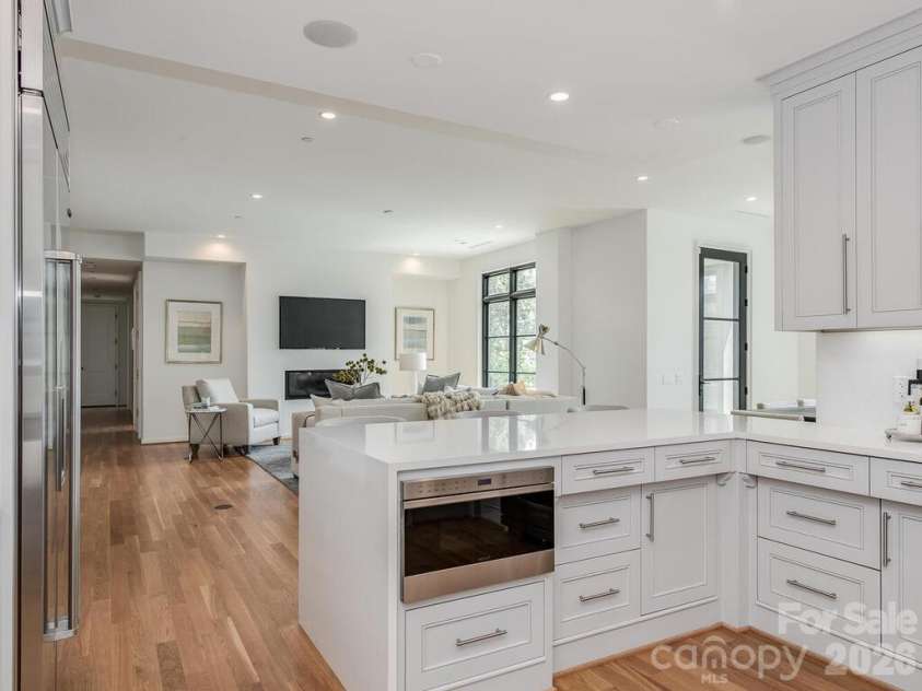 1333 Queens Road, Charlotte, NC 28207.  MLS# CAR4354438, YatesRealty ID 2031. Kitchen