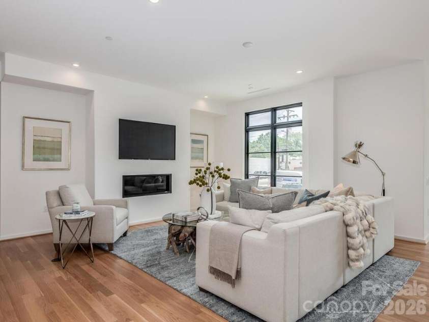 1333 Queens Road, Charlotte, NC 28207.  MLS# CAR4354438, YatesRealty ID 2031. Living Room