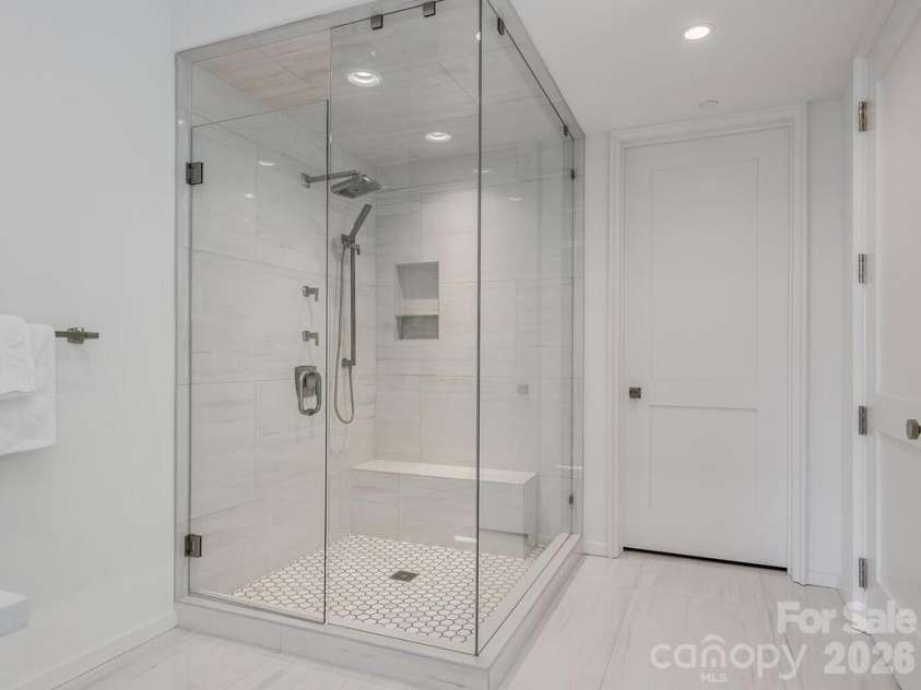 1333 Queens Road, Charlotte, NC 28207.  MLS# CAR4354438, YatesRealty ID 2031. Primary Bathroom