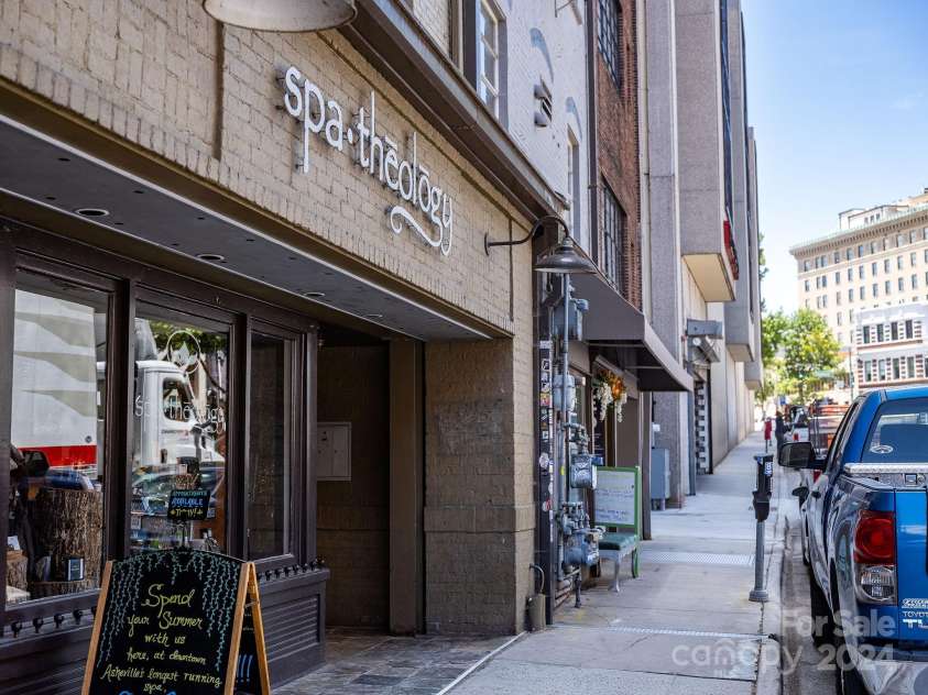 53-C College Street, Asheville, NC 28801.  MLS# CAR4162571, YatesRealty ID 2031. College Street Entrance