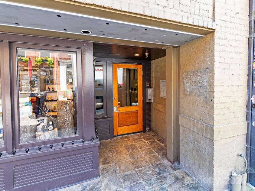 53-C College Street, Asheville, NC 28801.  MLS# CAR4162571, YatesRealty ID 2031. College Street Entrance 