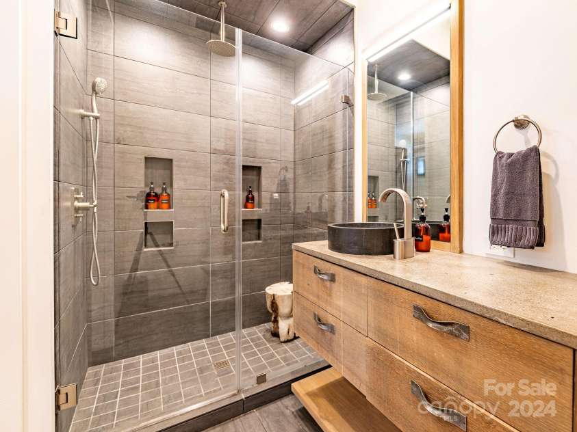 53-C College Street, Asheville, NC 28801.  MLS# CAR4162571, YatesRealty ID 2031. Primary Bath