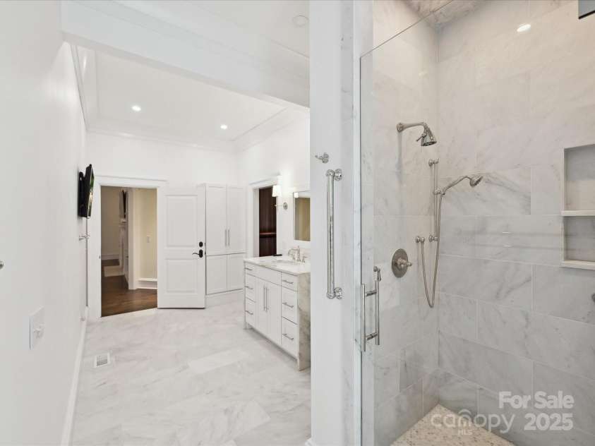 4300 Cameron Oaks Drive, Charlotte, NC 28211.  MLS# CAR4266983, YatesRealty ID 20312. Full Bathroom