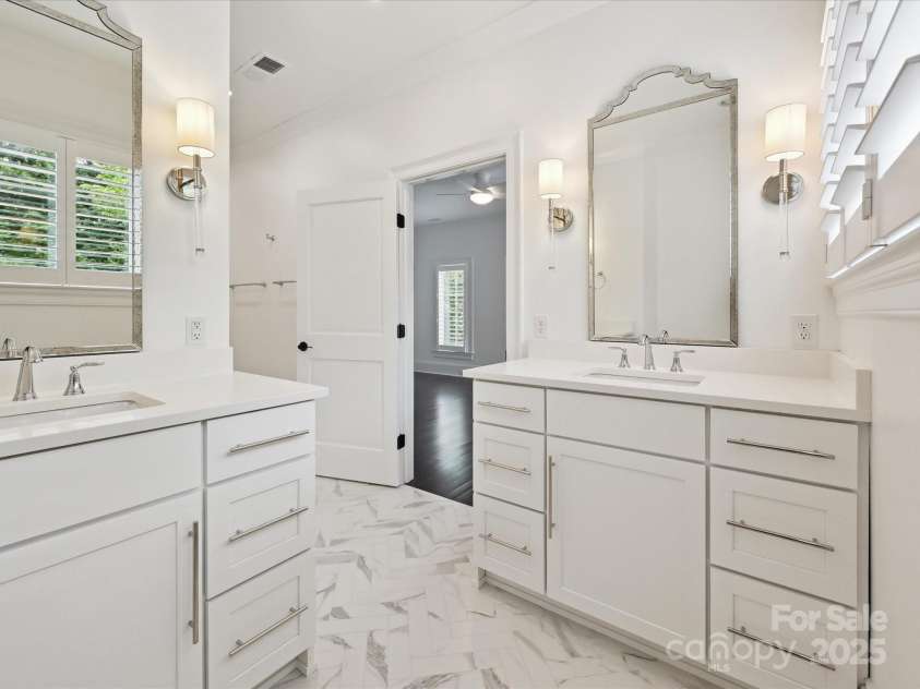 4300 Cameron Oaks Drive, Charlotte, NC 28211.  MLS# CAR4266983, YatesRealty ID 20312. Full Bathroom