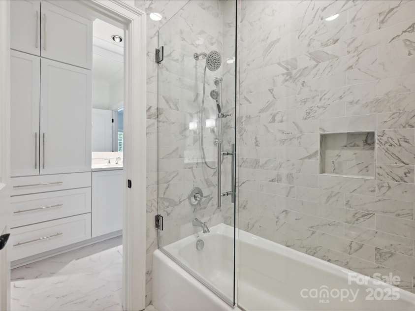 4300 Cameron Oaks Drive, Charlotte, NC 28211.  MLS# CAR4266983, YatesRealty ID 20312. Jack and Jill Bathroom