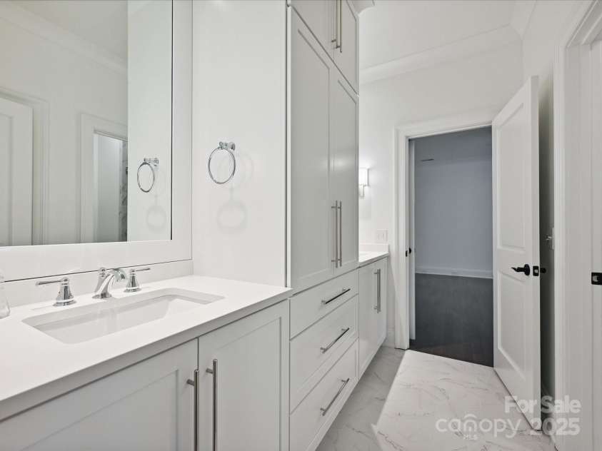 4300 Cameron Oaks Drive, Charlotte, NC 28211.  MLS# CAR4266983, YatesRealty ID 20312. Jack and Jill Bathroom