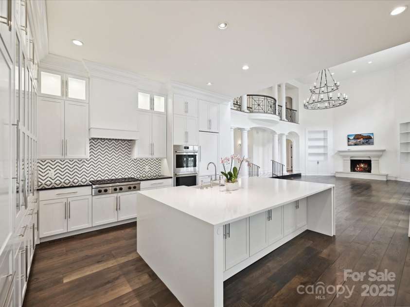 4300 Cameron Oaks Drive, Charlotte, NC 28211.  MLS# CAR4266983, YatesRealty ID 20312. Kitchen