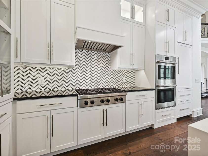 4300 Cameron Oaks Drive, Charlotte, NC 28211.  MLS# CAR4266983, YatesRealty ID 20312. Kitchen