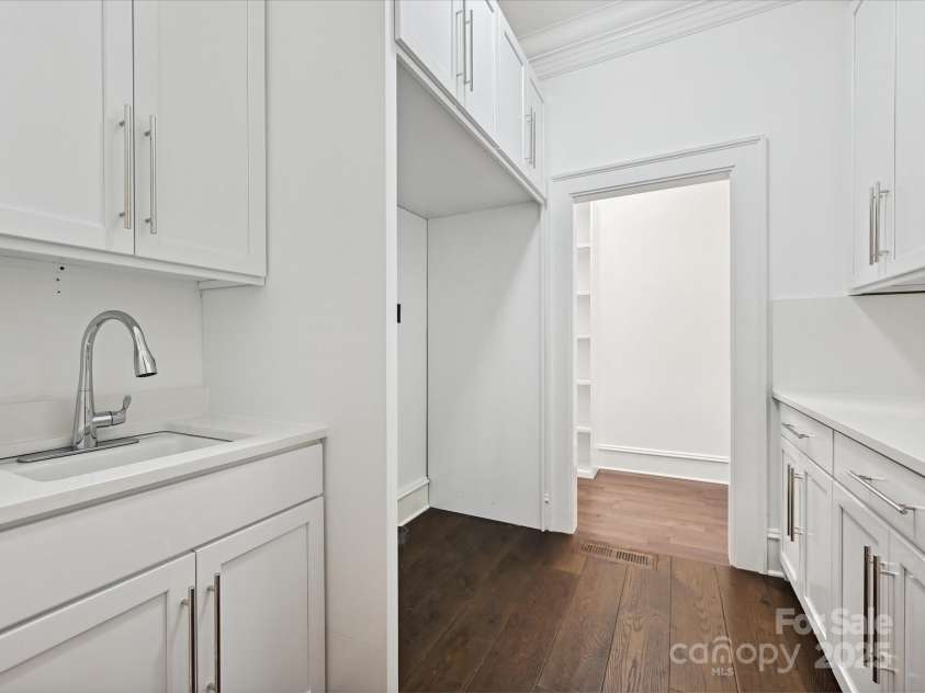 4300 Cameron Oaks Drive, Charlotte, NC 28211.  MLS# CAR4266983, YatesRealty ID 20312. Laundry Room
