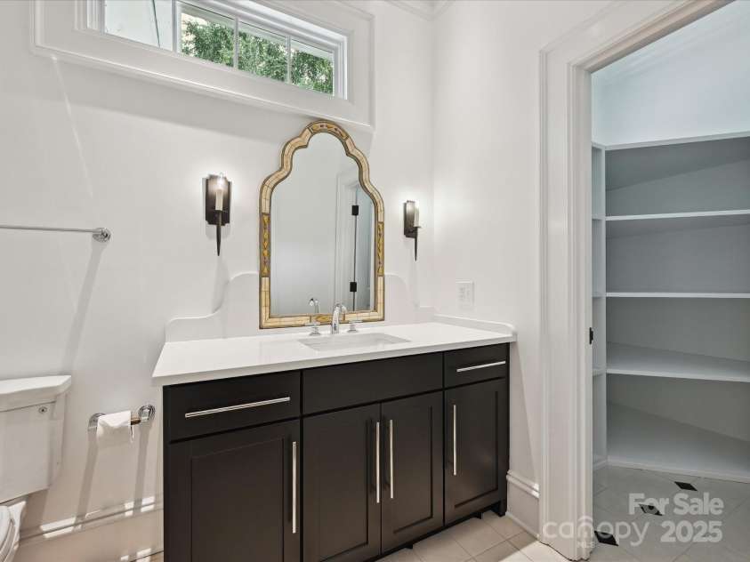 4300 Cameron Oaks Drive, Charlotte, NC 28211.  MLS# CAR4266983, YatesRealty ID 20312. Powder Room