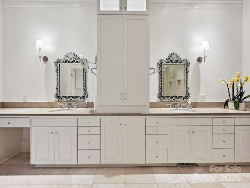 4300 Cameron Oaks Drive, Charlotte, NC 28211.  MLS# CAR4266983, YatesRealty ID 20312. Primary Bathroom